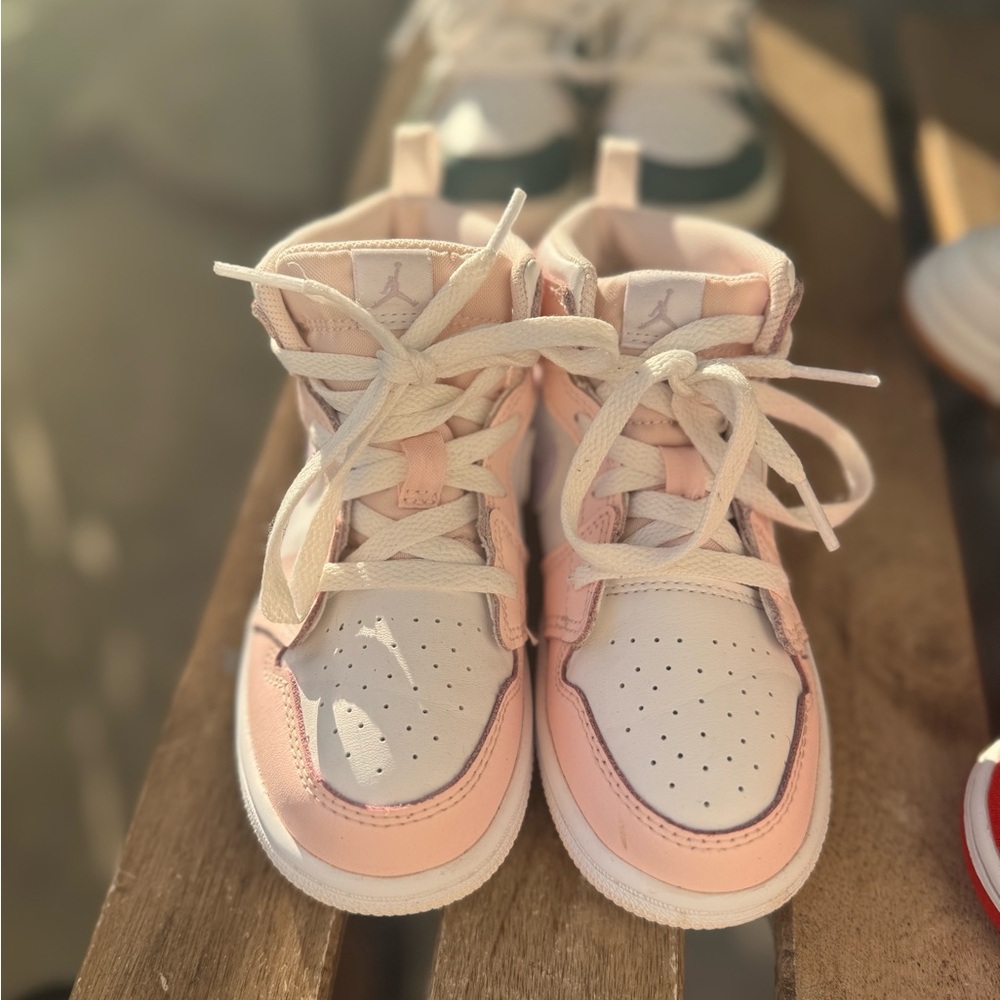 Jordan 1 mid
Toddler size: 10c
Pink & purple
Worn in great condition